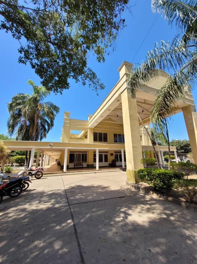 Hotel Portico Norte Tartagal Екстер'єр фото
